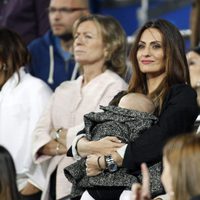 Nagore Aranburu con Emma Alonso en brazos celebrando la décima Champiosn del Real Madrid