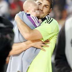 Iker Casillas y su hijo Martín celebrando la décima Champions del Madrid en el Bernabéu