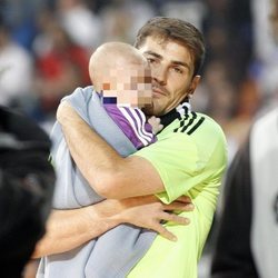 Iker Casillas y su hijo Martín celebrando la décima Champions del Madrid en el Bernabéu