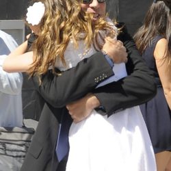 Carlos Lozano abrazando a su hija Luna el día de su Primera Comunión