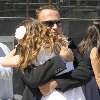 Carlos Lozano abrazando a su hija Luna el día de su Primera Comunión