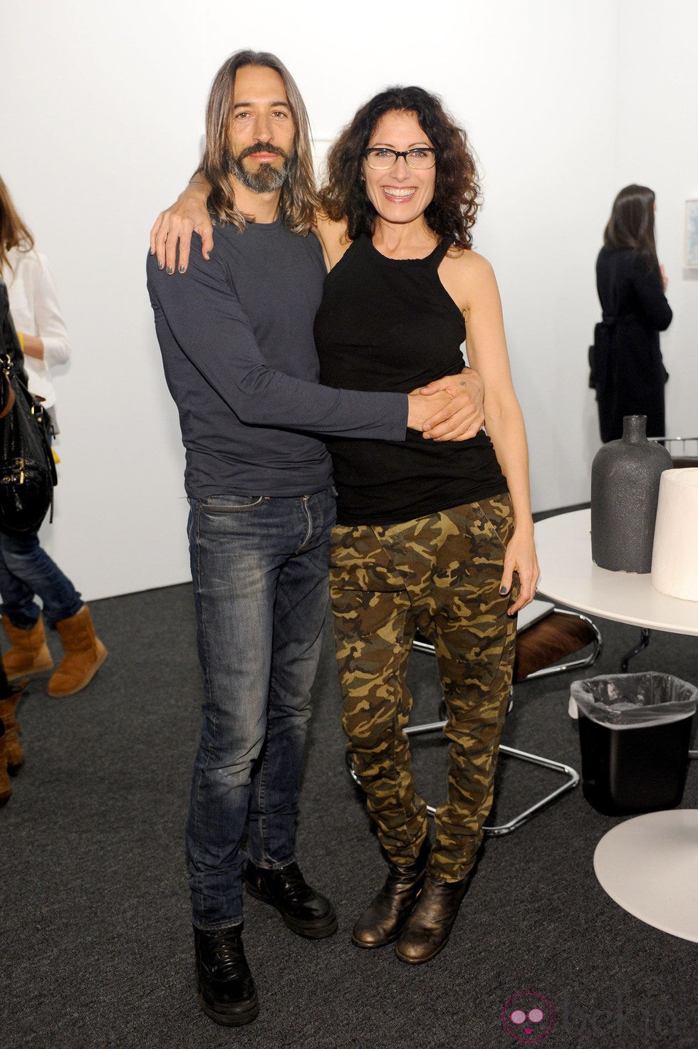 Lisa Edelstein y Robert Rusell en una galería de arte contemporáneo