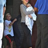 Gwen Stefani con sus hijos Apollo y Kingston en la fiesta del Memorial Day 2014 de Joel Silver