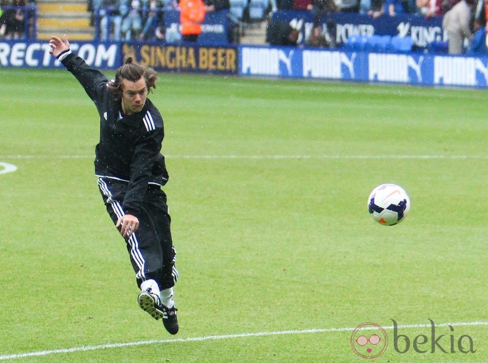 Harry Styles jugando el partido benéfico en Leicester
