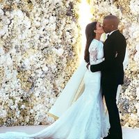 Kim Kardashian y Kanye West se besan tras convertirse en marido y mujer