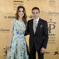 Enrique Ponce y Paloma Cuevas en la entrega del Premio Paquiro 2014