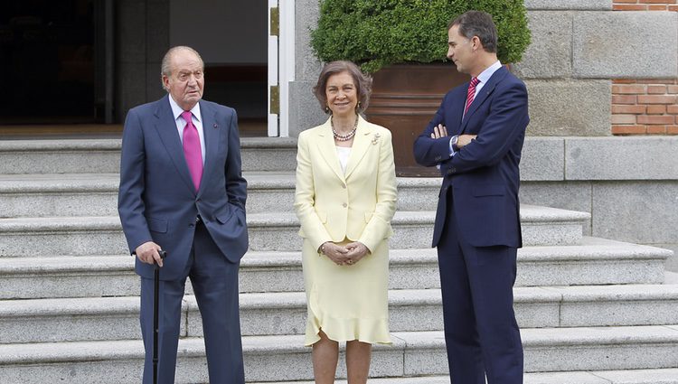 Los Reyes Juan Carlos y Sofía y el Príncipe Felipe esperando al Presidente de Panamá y su mujer