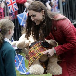 Kate Middleton recibe un osito de peluche de regalo a su llegada a Escocia