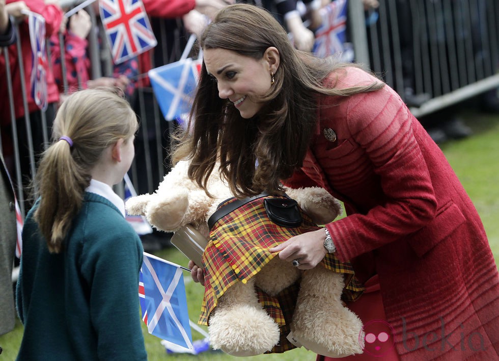 Kate Middleton recibe un osito de peluche de regalo a su llegada a Escocia