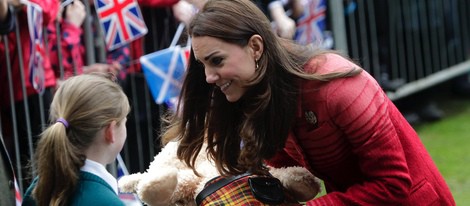 Kate Middleton recibe un osito de peluche de regalo a su llegada a Escocia