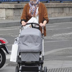 Eugenia Silva, de compras por Madrid con su hijo Alfonso