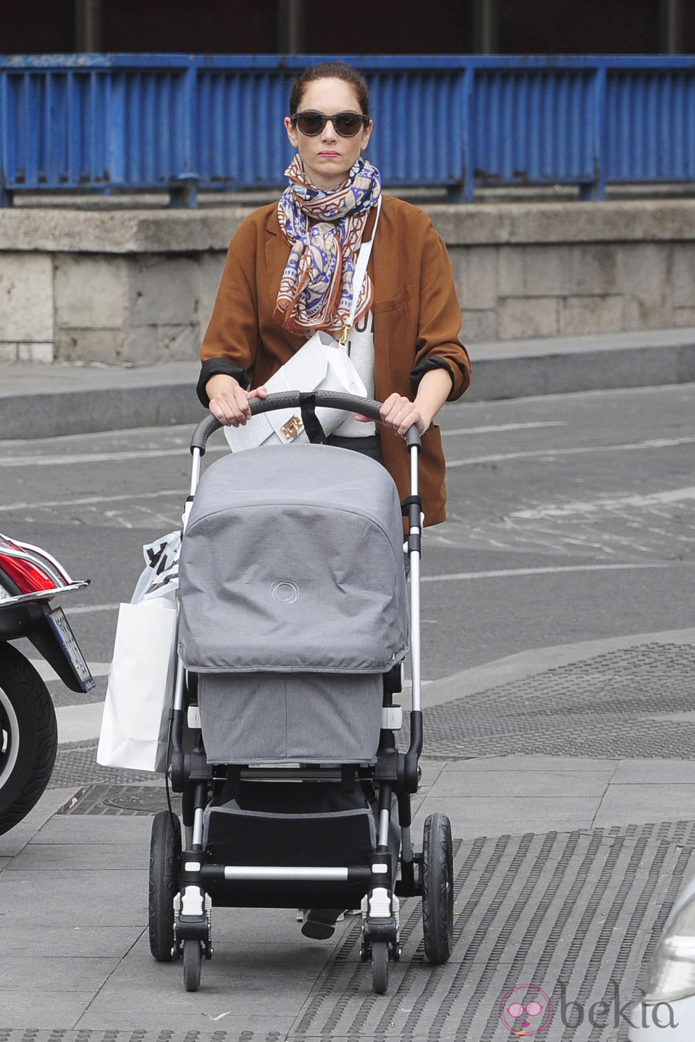 Eugenia Silva, de compras por Madrid con su hijo Alfonso