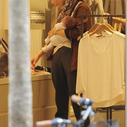 Eugenia Silva con su hijo Alfonso en brazos en una tienda de Madrid