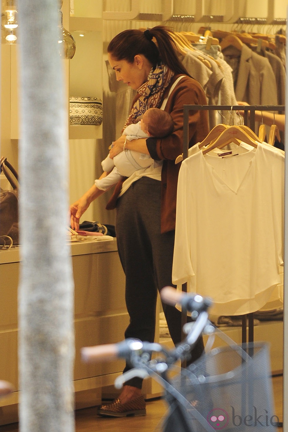 Eugenia Silva con su hijo Alfonso en brazos en una tienda de Madrid