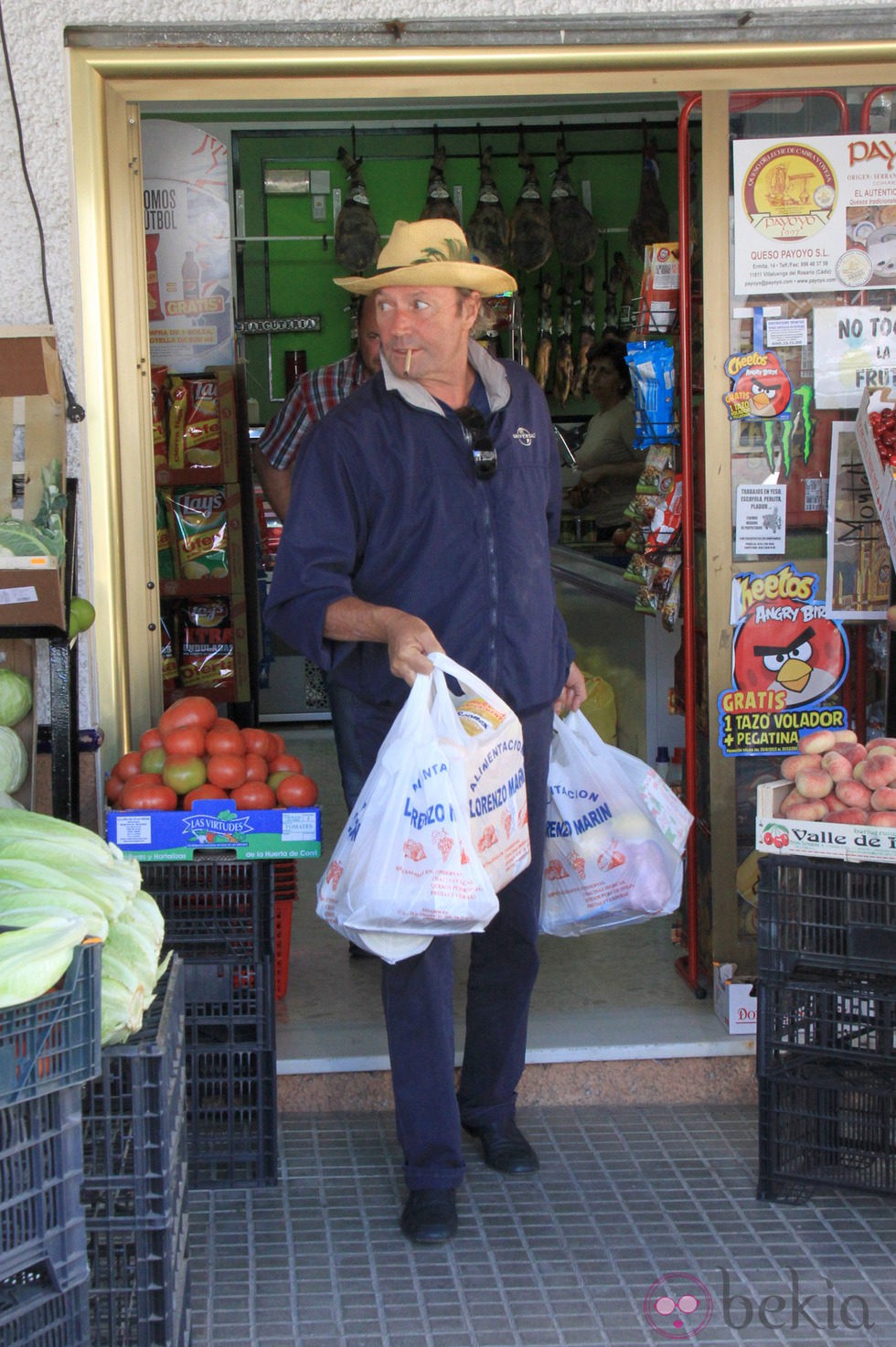 Amador Mohedano haciendo la compra en Chipiona tras 'Supervivientes 2014'