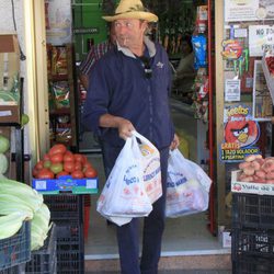 Amador Mohedano haciendo la compra en Chipiona tras 'Supervivientes 2014'