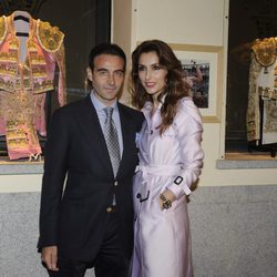 Enrique Ponce inaugura una exposición con sus trajes de luces junto a Paloma Cuevas