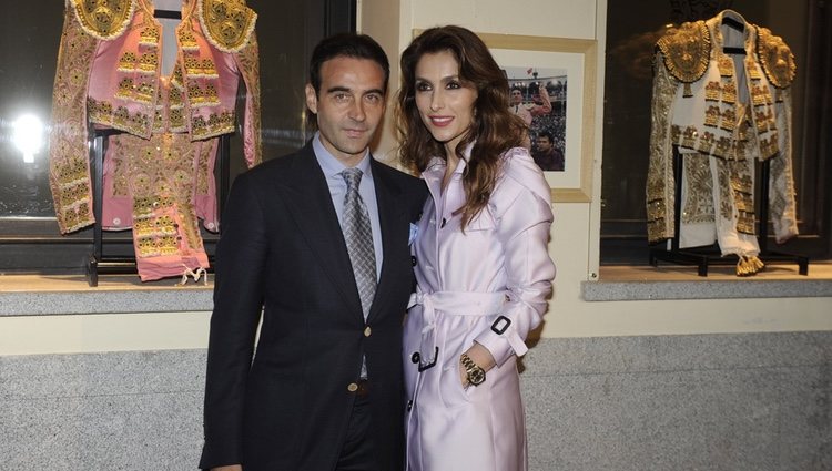 Enrique Ponce inaugura una exposición con sus trajes de luces junto a Paloma Cuevas
