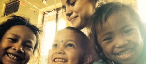 Selena junto a unas niñas en Nepal