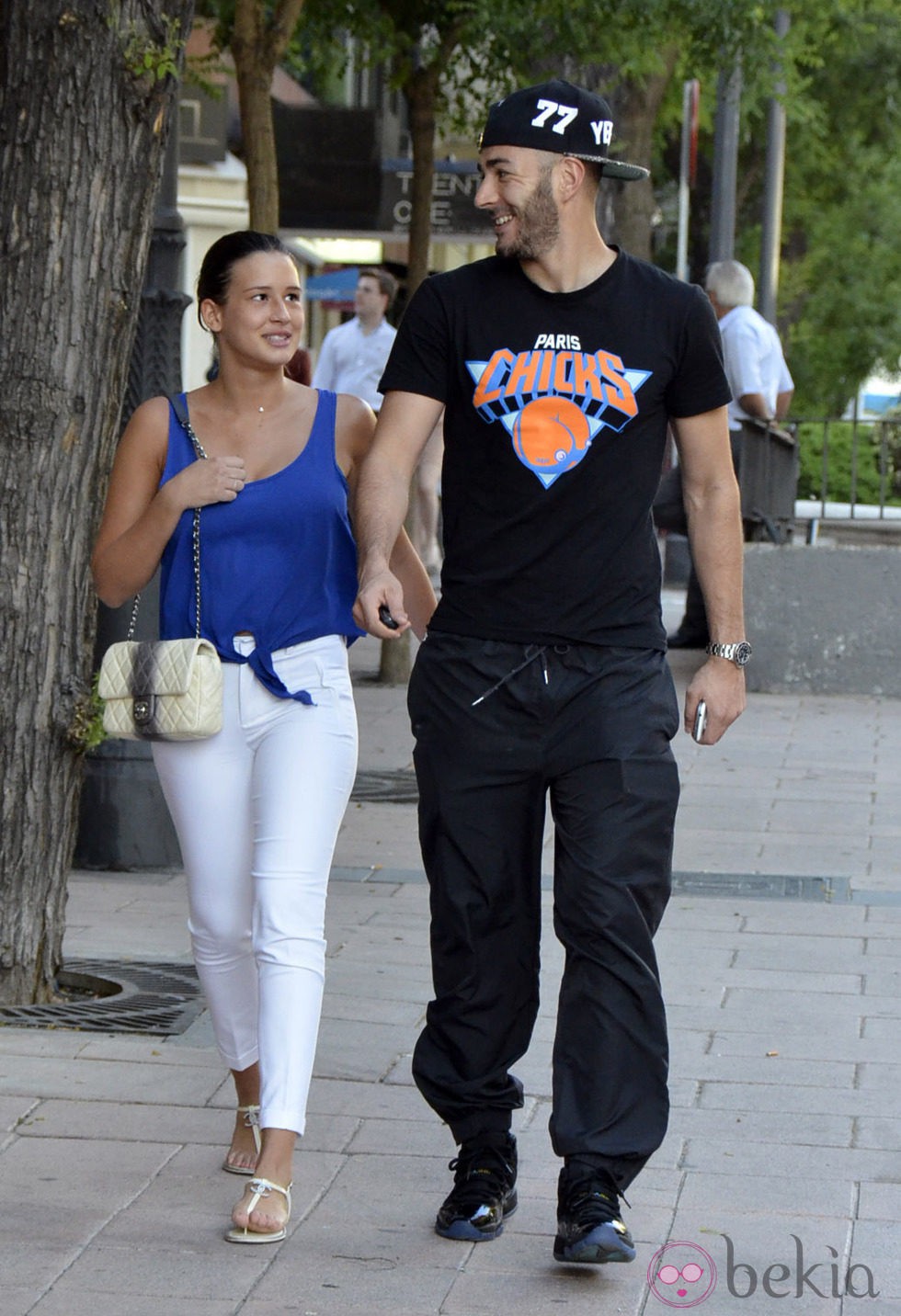 Karim Benzemá pasea con Chloé por las calles de Madrid