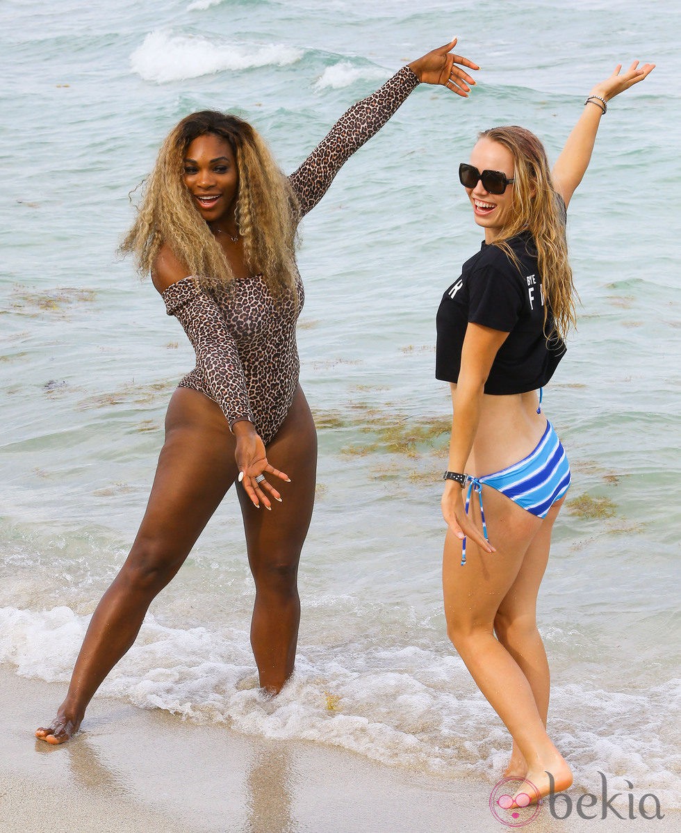 Serena Williams y Caroline Wozniacki en la playa