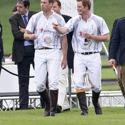 Príncipe Guillermo y Prínipe Harry en un partido de polo benéfico en Berkshire