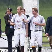 Príncipe Guillermo y Prínipe Harry en un partido de polo benéfico en Berkshire