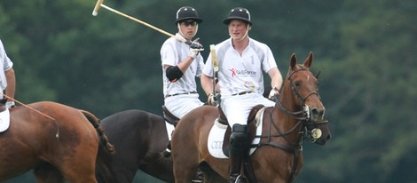 Los Príncipes Guillermo y Harry en un partido de polo benéfico en Berkshire