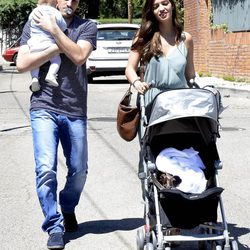 Iker Casillas con su hijo Martín en brazos y Sara Carbonero paseando por Madrid