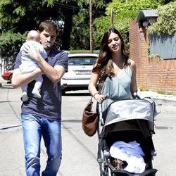 Iker Casillas con su hijo Martín en brazos y Sara Carbonero paseando por Madrid
