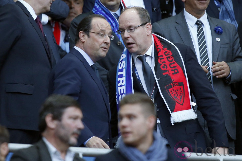 Alberto de Mónaco con François Hollande en un partido de rugby