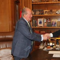 El Rey Juan Carlos entregando a Mariano Rajoy su abdicación