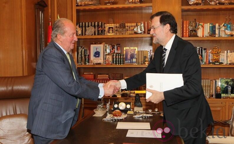 El Rey Juan Carlos entregando a Mariano Rajoy su abdicación