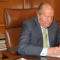 El Rey Juan Carlos firmando su abdicación como Jefe del Estado