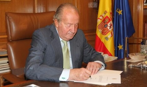 El Rey Juan Carlos firmando su abdicación como Jefe del Estado