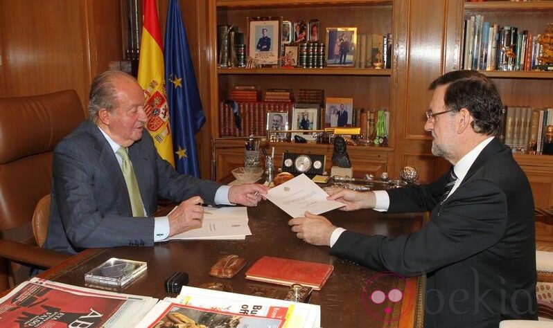 El Rey Juan Carlos comunicando a Mariano Rajoy su decisión de abdicar
