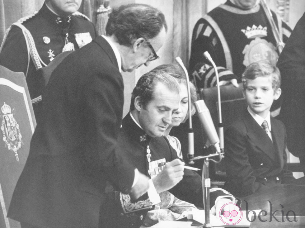 El Rey Juan Carlos firma la Constitución de 1978
