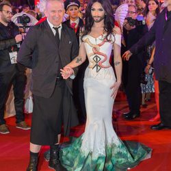Conchita Wurst y Jean Paul Gaultier en la gala Life Ball 2014