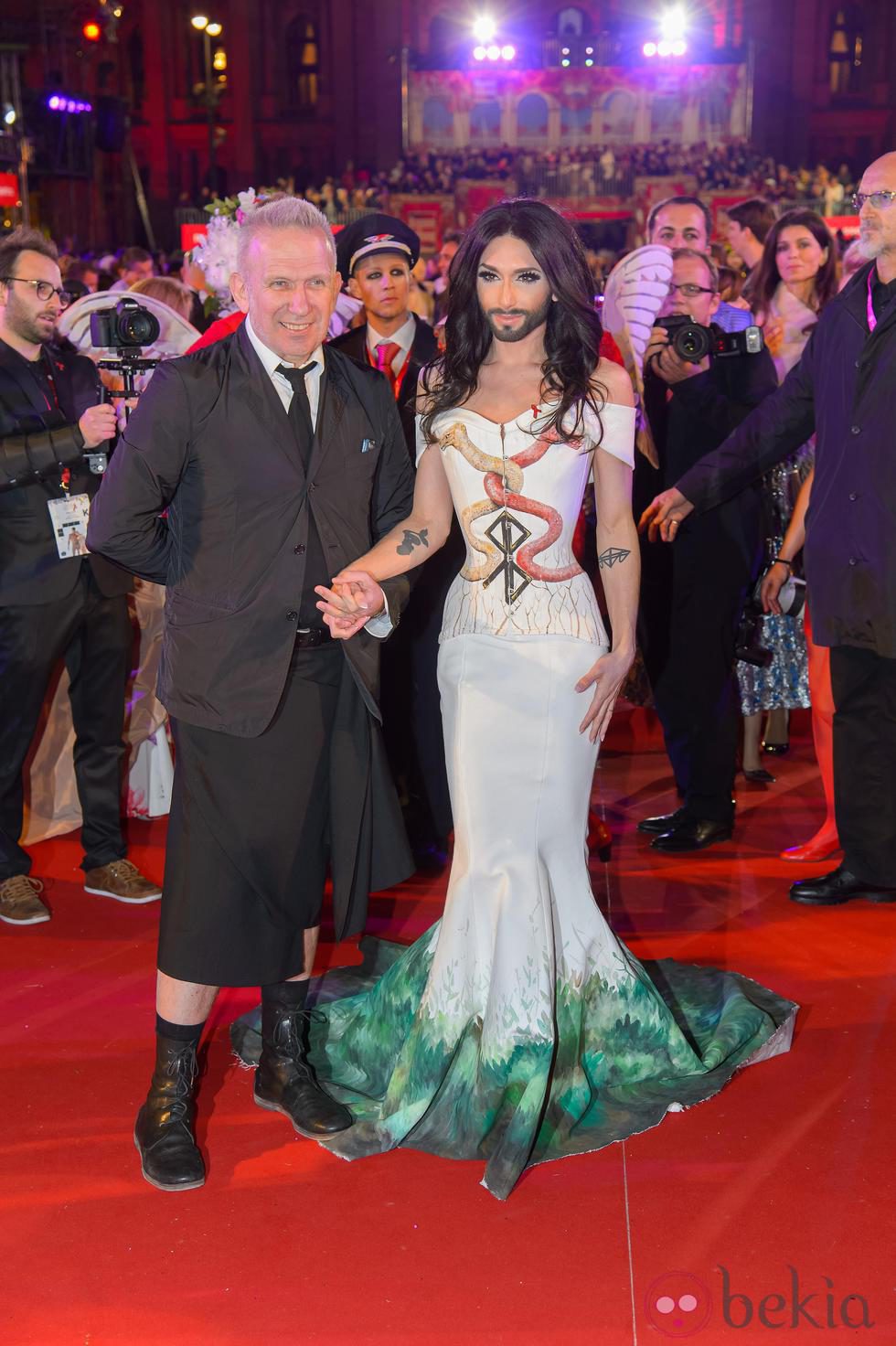 Conchita Wurst y Jean Paul Gaultier en la gala Life Ball 2014