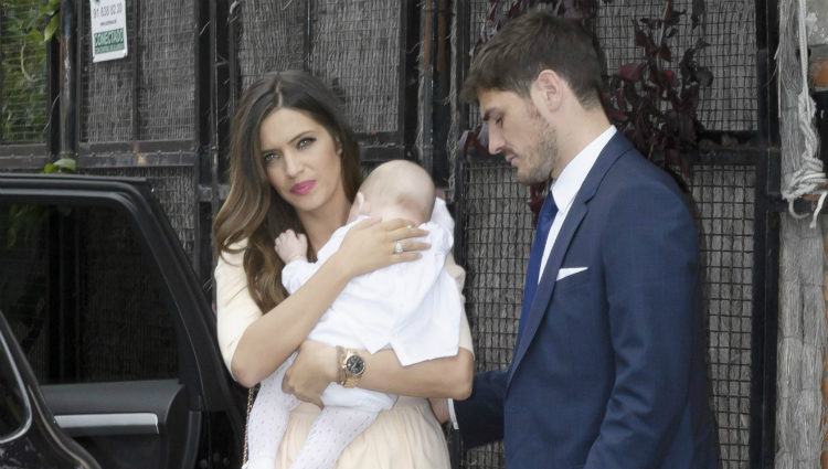 Iker Casillas y Sara Carbonero con su hijo Martín el día de su bautizo