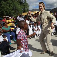 La Infanta Elena bailando con un niño en Ecuador tras la abdicación del Rey