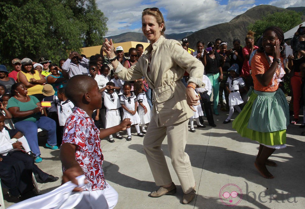 La Infanta Elena bailando con un niño en Ecuador tras la abdicación del Rey