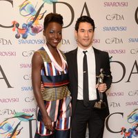 Lupita Nyong'o y Joseph Altuzarra en los CFDA Fashion Awards 2014