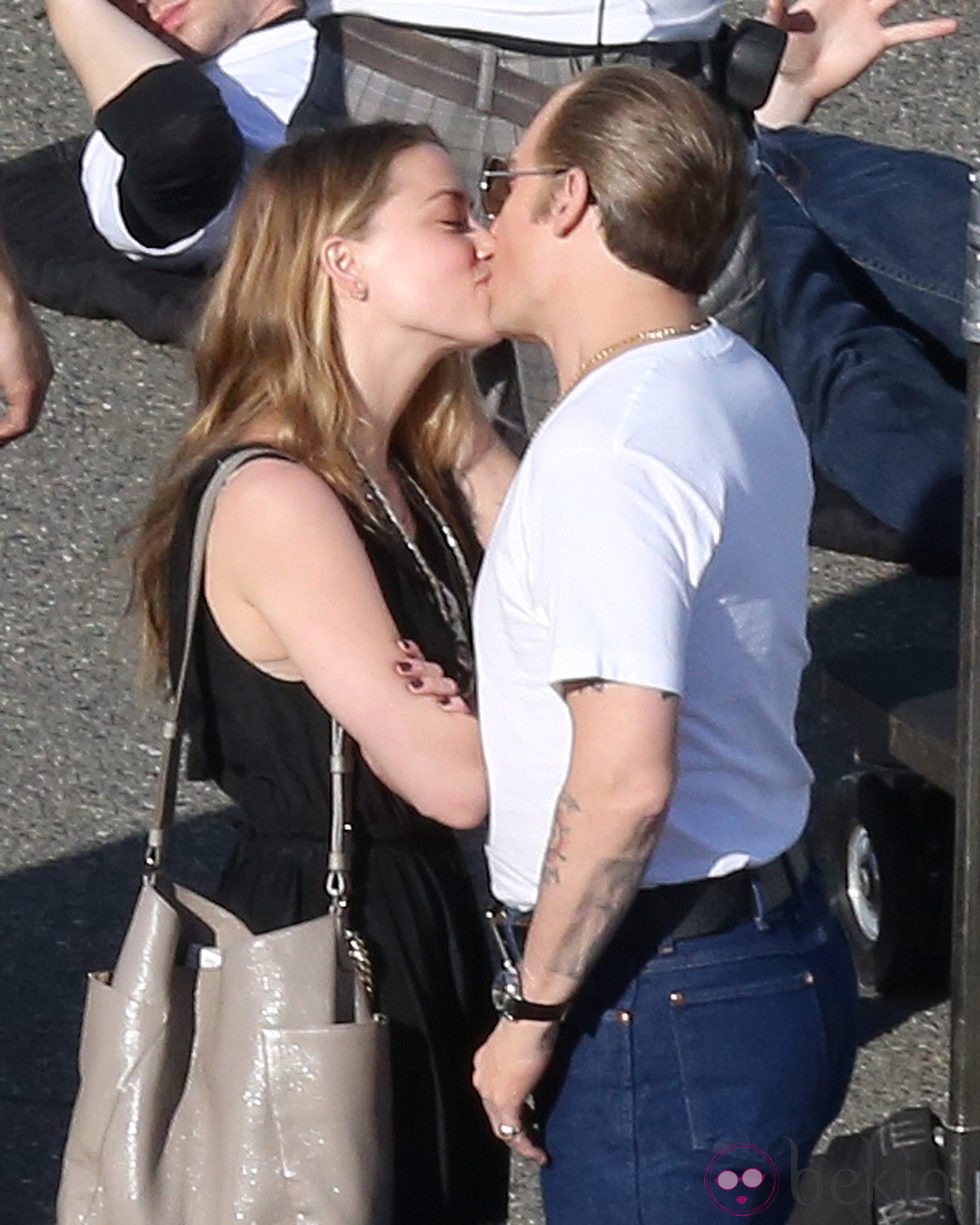 Amber Heard besa a Johnny Depp en el descanso del rodaje de su película