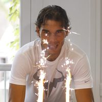 Rafa Nadal soplando las velas de su 28 cumpleaños en Roland Garros 2014