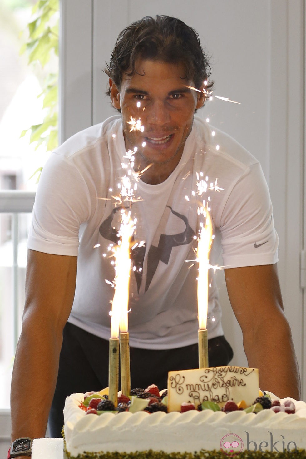 Rafa Nadal soplando las velas de su 28 cumpleaños en Roland Garros 2014