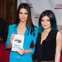 Las hermanas Jenner en la presentación de su primer libro