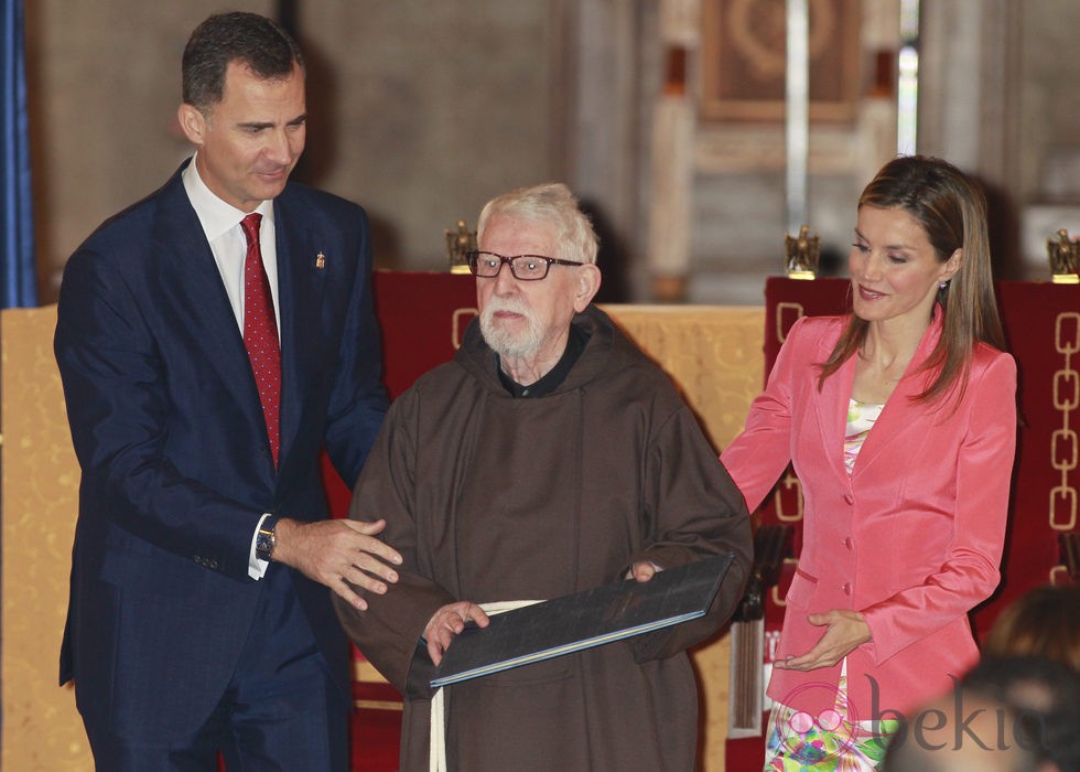 Los Príncipes Felipe y Letizia entregan el Premio Príncipe de Viana 2014 a Tarsicio de Azcona