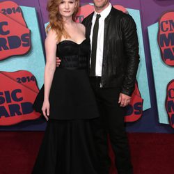 James Van Der Beek y Kimberly Brook en los CMT Music Awards 2014