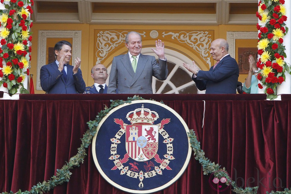 El Rey Juan Carlos saluda en su última Corrida de la Beneficencia como Rey de España